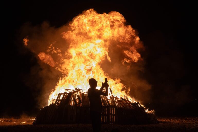 Imagen de una de las hogueras encendidas en la tradicional Noche de San Juan. Tradición de otros países.