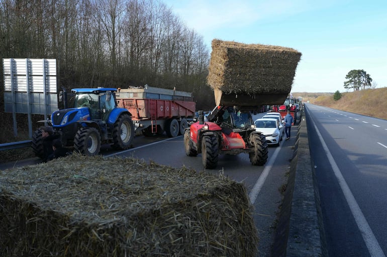 Los agricultores bloquean autopistas clave en Francia antes de anuncios del  gobierno.