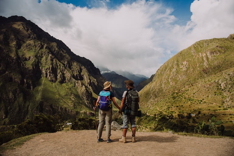 Camino Inca: pareja senderista rumbo a Machu Picchu, Perú.