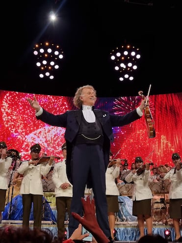 MARTA ESCURRA 23-09-2024 Andre Rieu y su orquesta Johann Strauss en el Movistar Arena de Santiago de Chile Andre Rieu es un violinista y director de orquesta de Paises Bajos.