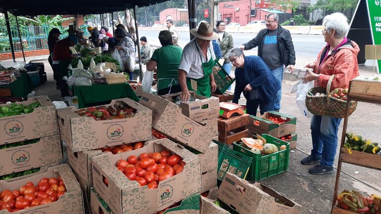 Productores del departamento de Caaguazú llegaron hasta San Lorenzo para ofrecer sus productos ante el avance del contrabando.