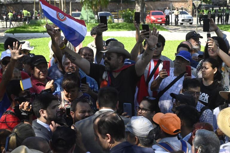 Manifestantes contra la ley que crea la Superintendencia de Jubilaciones y Pensiones.