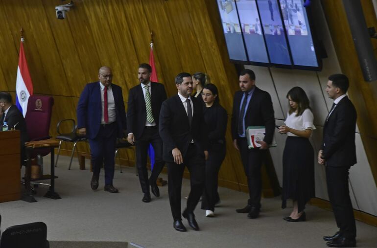 El presidente de Diputados, el cartista Raúl Latorre se retiró tras levantar la sesión por falta de quorum.
