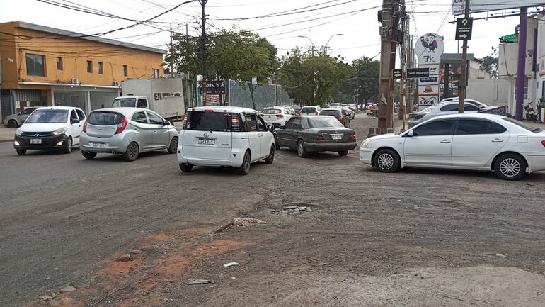 En la imagen se ve a los vehículos pasar con mucha dificultad sobre la Avda. Mcal. López y la calle Casilda Insaurralde.