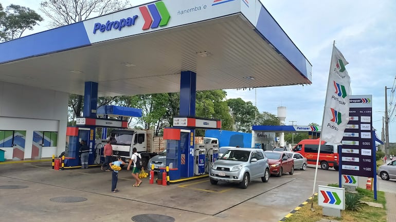 Fila de vehículos aguardan para cargar combustible en las estaciones de servicio de Petropar. (Fotografía de archivo).