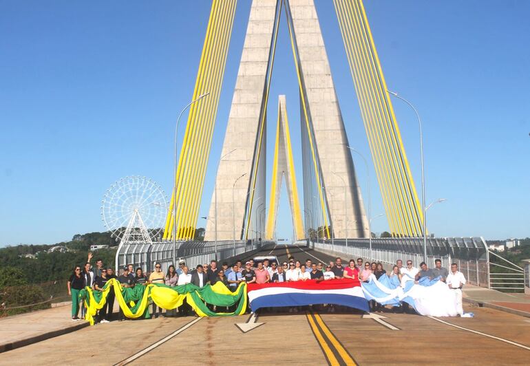 Organizaciones de Paraguay, Brasil y Argentina en el puente de la Integración.