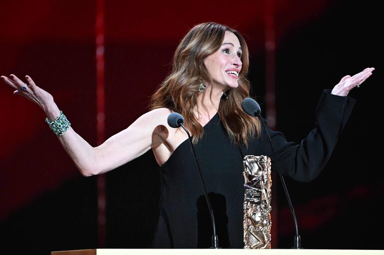 Julia Roberts agradece el reconocimiento otorgado por la Academia de Cine de Francia en la 50 edición de los Premios César.