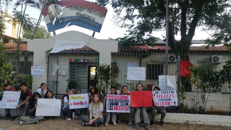 Sentata de alumnos por falta de docentes en el Colegio Dr. José P. Giggiari.