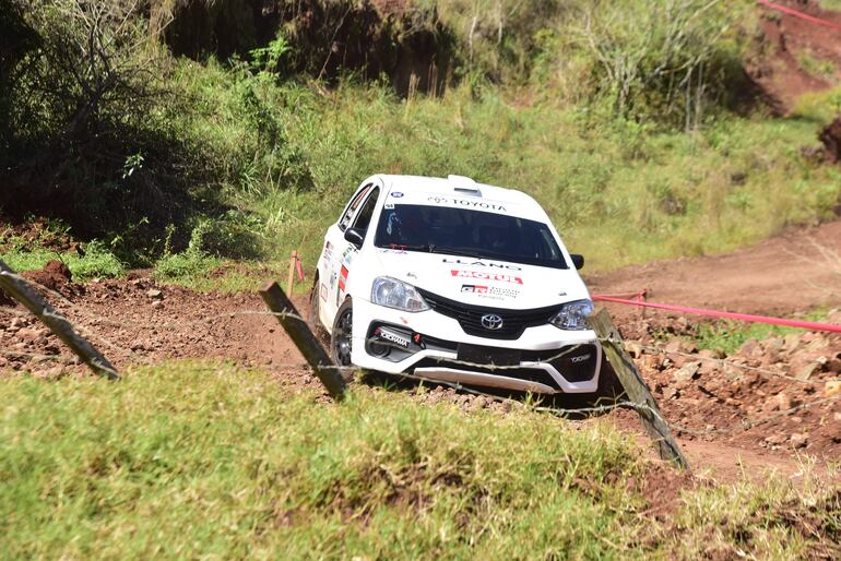 Bruno y Thiago Llano están al frente de la general en la tracción sencilla con el Toyota Etios.