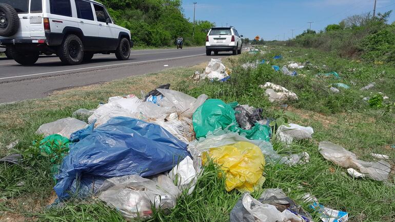 Gran cantidad de basura adorna la ruta que une Ypané con Villeta.