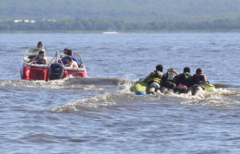 Sol, arena y Lago, la combinación perfecta para un gran comienzo de año. La diversidad en las aguas del Lago la convierte en un punto ideal para la realización de deportes como el jet ski, motonáutica, y más.