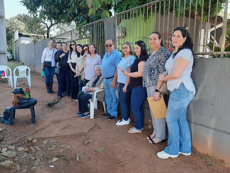 Familias y amigos de Celestina Pérez de Almada durante el acto.