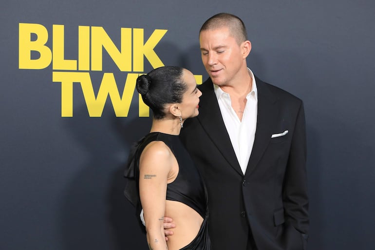 Miradas de amor entre Zoe Kravitz y Channing Tatum en la premier de  'Blink Twice' en California. (EFE/EPA/NINA PROMMER)
