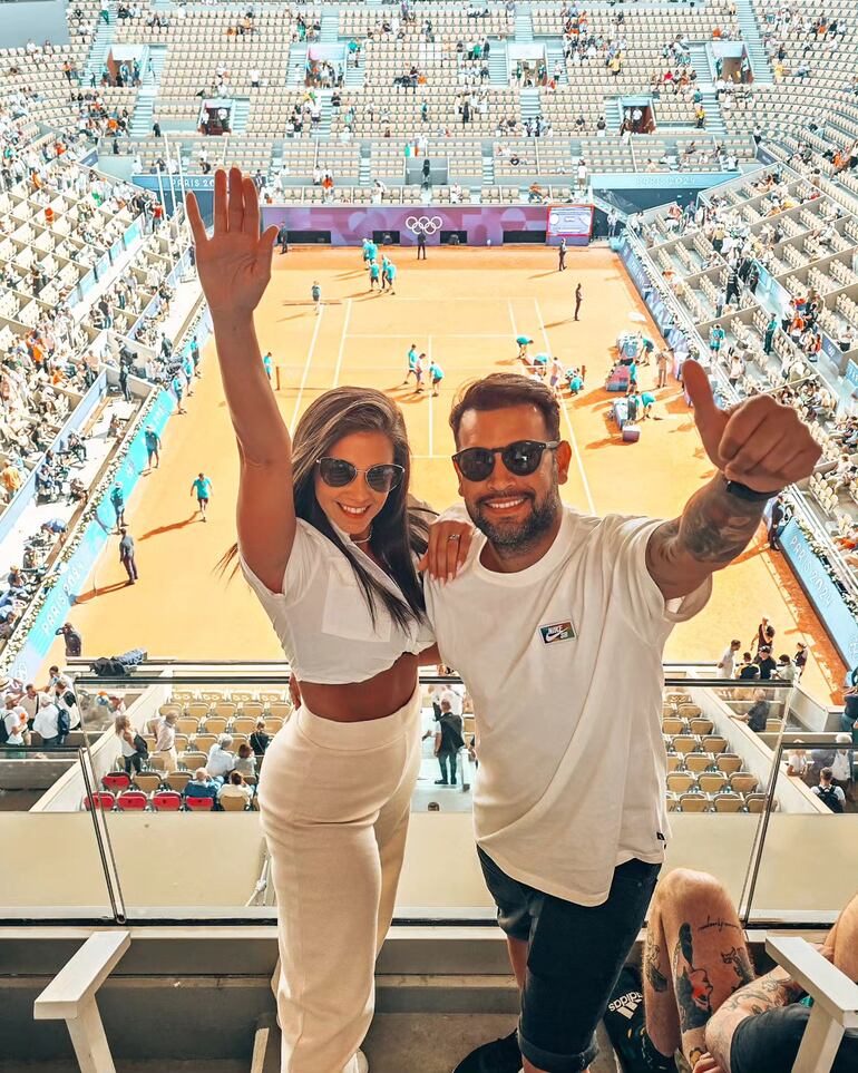 Los paraguayos Paola Alonso y Óscar Pintos no se perdieron la icónica final de tenis entre Carlos Alcaraz y Novak Djokovic. (Instagram/Óscar Pintos)