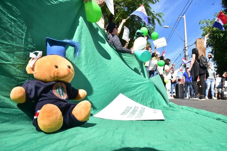 Madres y padres de alumnas y alumnos de un colegio de la ciudad de Lambaré protestan el 7 de mayo de 2022, frente a la sede de la Fiscalía de Lambaré (Paraguay).