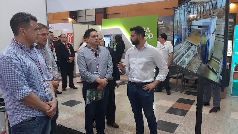 El ministro del MUVH, Juan Carlos Baruja, recorrió anoche los diferentes stands de la Expo-Feria Vivienda, antes de la inauguración oficial.