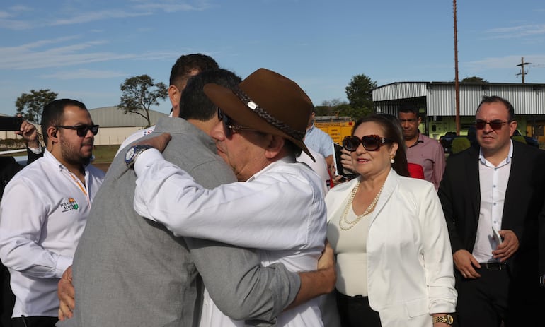 Santiago Peña y Eulalio "Lalo" Gómes se abrazan durante la última visita del Presidente a Amambay.