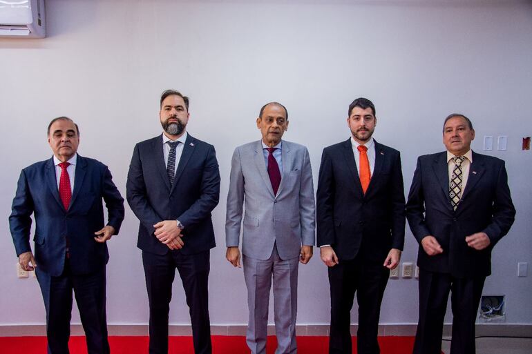 El nuevo ministro de Justicia, Ángel Ramón Barchini (c), hizo la presentación de los nuevos viceministros de Política Criminal, Rodrigo Nicora, y de Justicia, Rafael Caballero, además del director general de Registro Civil del Estado, Rigoberto Zarza.