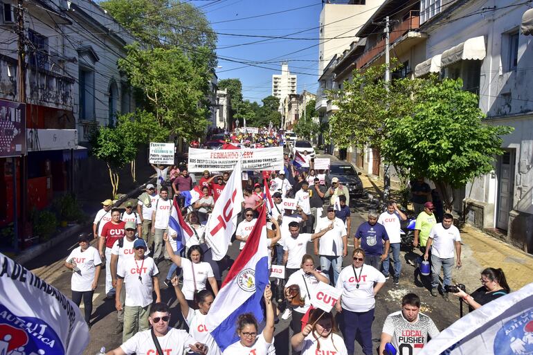 Centrales obreras coparon el centro y protestaron hasta la Catedral Metropolitana de Asunción, donde la ministra del Trabajo, Mónica Recalde, asistió a la misa central.