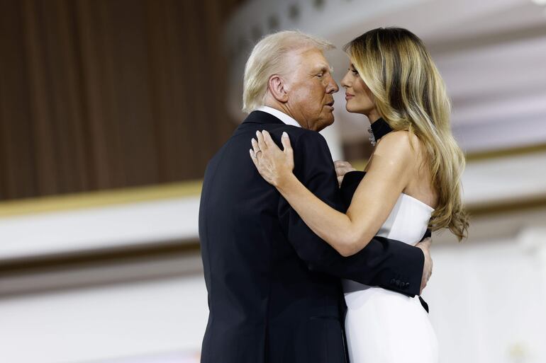 Donald Trump y su esposa Melania Trump bailando muy enamorados. (EFE/EPA/ANNA MONEYMAKER / POOL)
