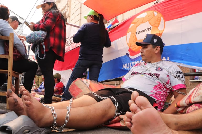 Manifestantes de la multisectorial se encadenaron frente al MUVH para exigir subsidios para la casa propia.