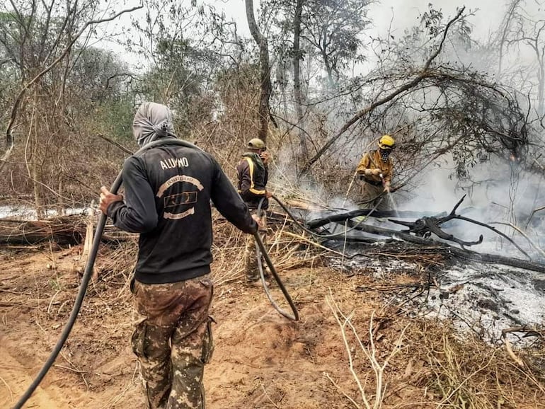 Fuerzas Armadas colaboran con el combate a los incendios en el Chaco.