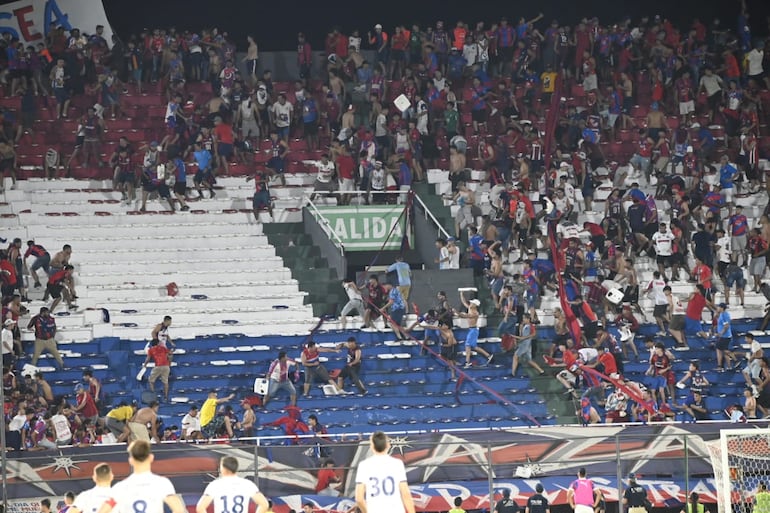 Los incidentes entre los barras de Cerro Porteño en la Gradería Norte durante el partido ante 2 de Mayo en el estadio Defensores del Chaco, en Asunción.