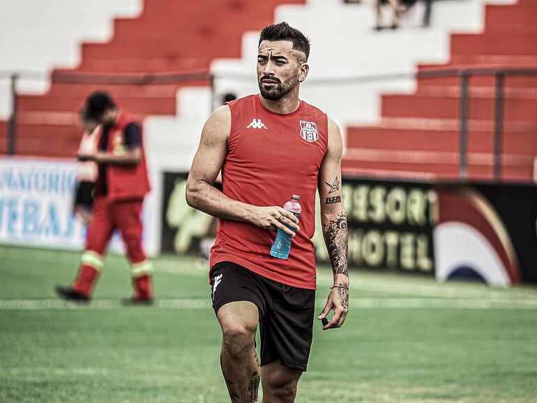 El argentino Guillermo Hauché, jugador de General Caballero de Juan León Mallorquín, en el entrenamiento del plantel en el estadio Ka'arendy, en Juan León Mallorquín.