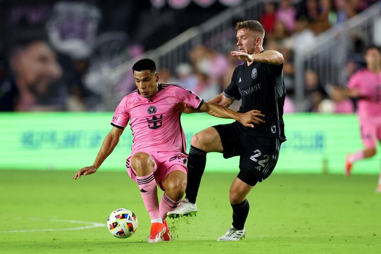 El paraguayo Diego Gómez (i), jugador del Inter Miami, pelea por el balón en el partido contra Nashville SC por la Major League Soccer en el DRV PNK Stadium, en Fort Lauderdale, Florida.