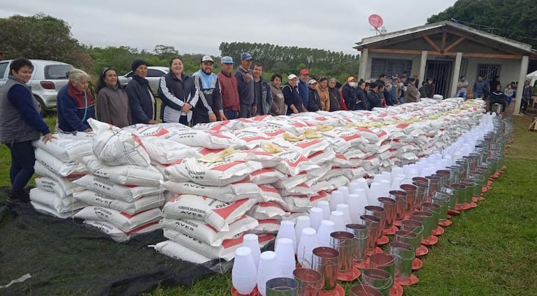 Entrega de pollitos y otros implemento agrícolas para el fortalecimiento de la avicultura familiar en San Juan Bautista, Misiones