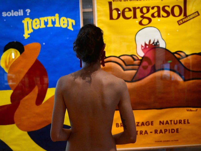 Una naturista visita la exposición "Paradis naturistes" en el museo Mucem de Marsella, sureste de Francia.