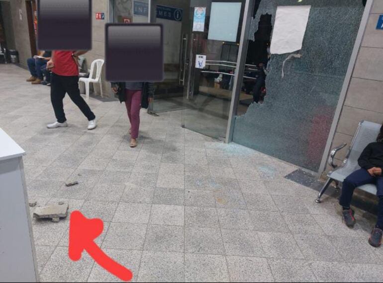 El paciente agarró una piedra del patio y la lanzó contra la puerta de vidrio del hospital de Limpio.