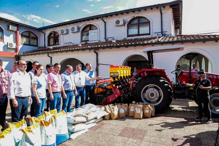 El ministro de Agricultura y Ganadería Carlos Giménez, entregó hoy un tractor 4x4 y una sembradora para fortalecer al sector productivo de Ñeembucú.