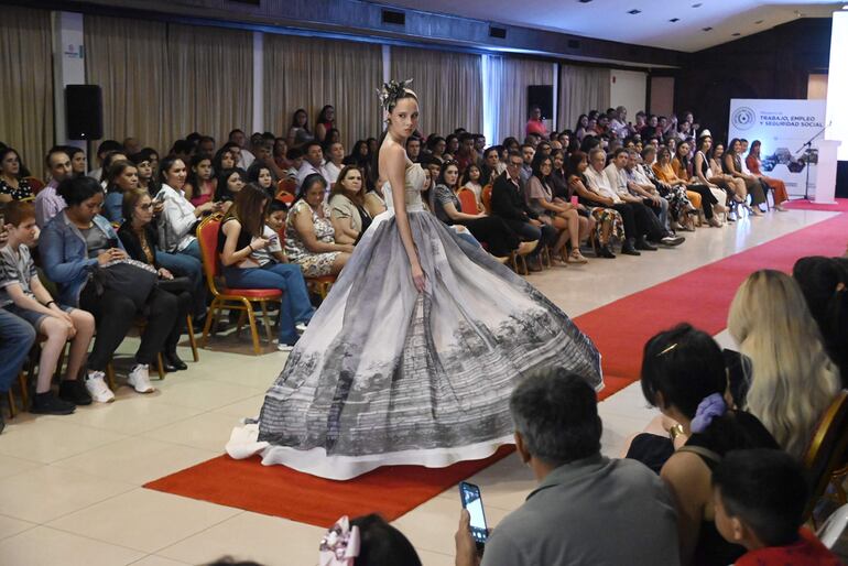 El desfile de egresadas de la Tecnicatura de Diseño de Moda se desarrolló en la Expo 2023, al final de la jornada del domingo 23 de julio.