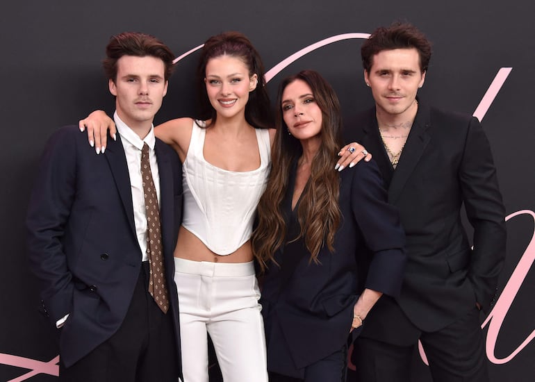 ¡Familia feliz! Brooklyn Beckham, Victoria Beckham,Nicola Peltz Beckham y Cruz Beckham (LISA O'CONNOR / AFP)