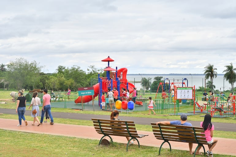 La Costanera de Hernandarias posee un espacio con varias opciones de entretenimiento al aire libre. 