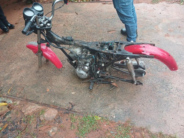 Parte de una motocicleta que se encontraba en la vivienda allanada.