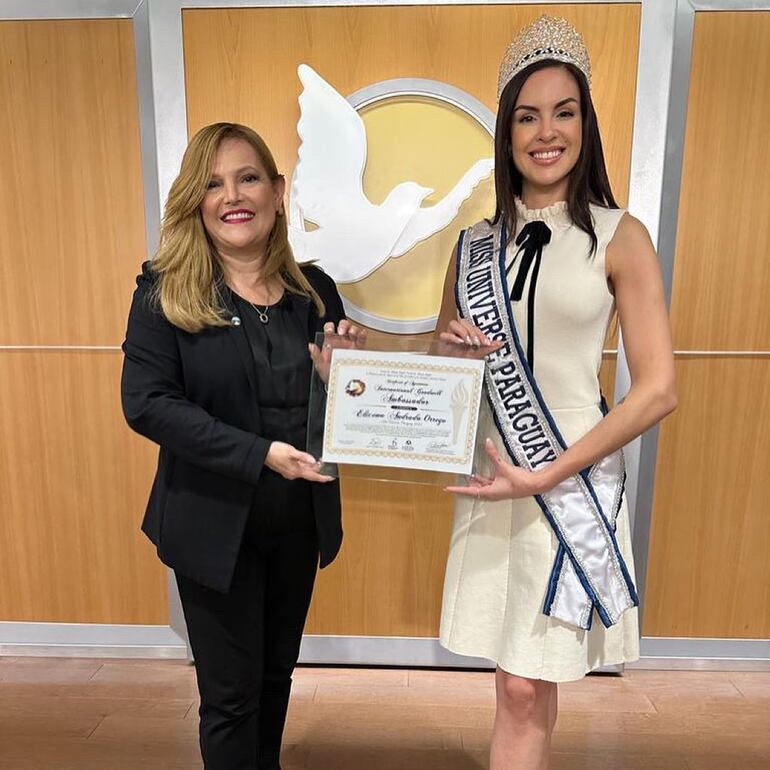 Elicena Andrada recibiendo su nombramiento como Embajadora de Buena Voluntad. (Instagram/Human Rights South Florida)