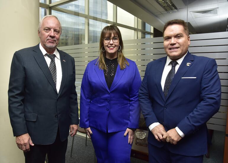 Jorgen Johansen, Cecilia A Lima y Celso Duarte.