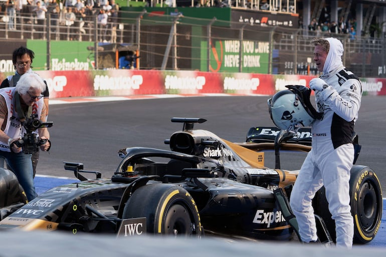 El actor Brad Pitt durante la grabación de una escena de su nueva película F1 dirigida por Joseph Kosinski durante el Gran Premio de Fórmula Uno Ciudad de México. (LEXIE HARRISON-CRIPPS / AFP)