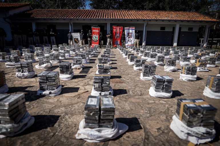 Plano general de la cocaína incautada en la sede de la Fuerza de Operaciones Policiales Especiales - FOPE, en Asunción.
