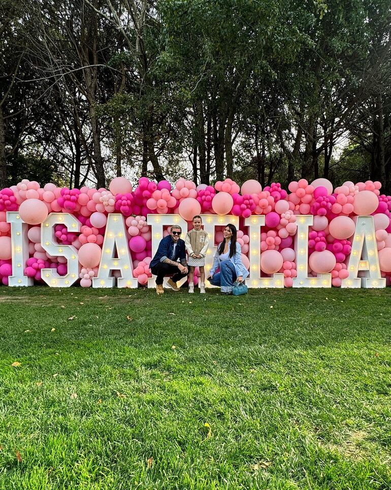 Los mediáticos Mauro Icardi y Wanda Nara posando felices con Isabella en su cumple número 7. (Instagram/Wanda Nara)