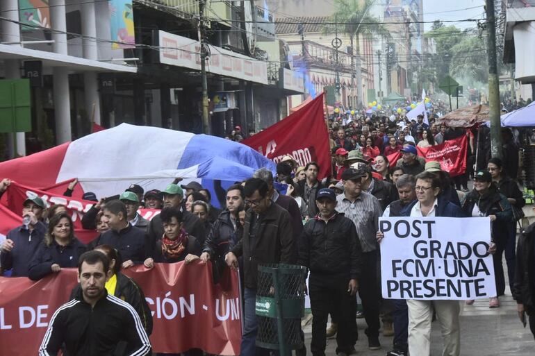 Docentes de la UNA marchan este miércoles en el centro de Asunción.