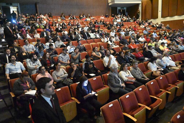 Gran cantidad de vecinos, arquitectos, urbanistas y líderes políticos acudieron a la audiencia, aunque no pudieron hablar.