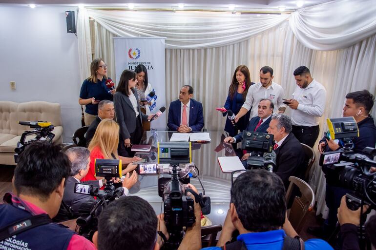 Conferencia de prensa en el Ministerio de Justicia. Ángel Barchini respondió a las denuncias de supuestas irregularidades en la contratación de seguros médicos VIP para funcionarios penitenciarios.