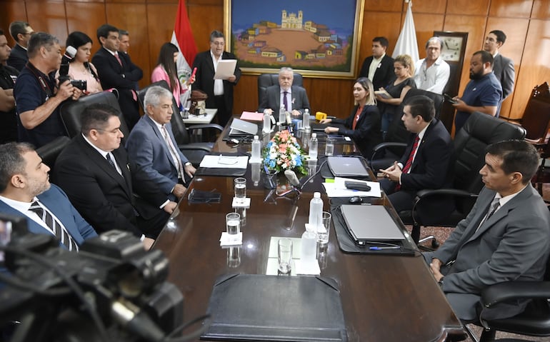 Jorge Brítez (c) y Mónica Recalde (d) acordaron unif fuerzas, junto con los demás miembros del Consejo de IPS.