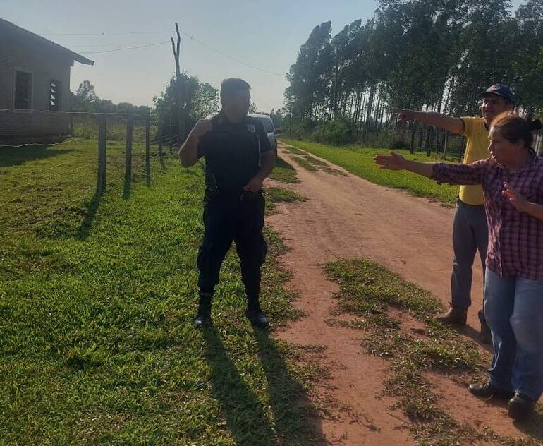 Dos padres encaran a un efectivo policial en la compañía Ñau. El uniformado intentó ayudar que la cocinera ingrese a la institución escolar.