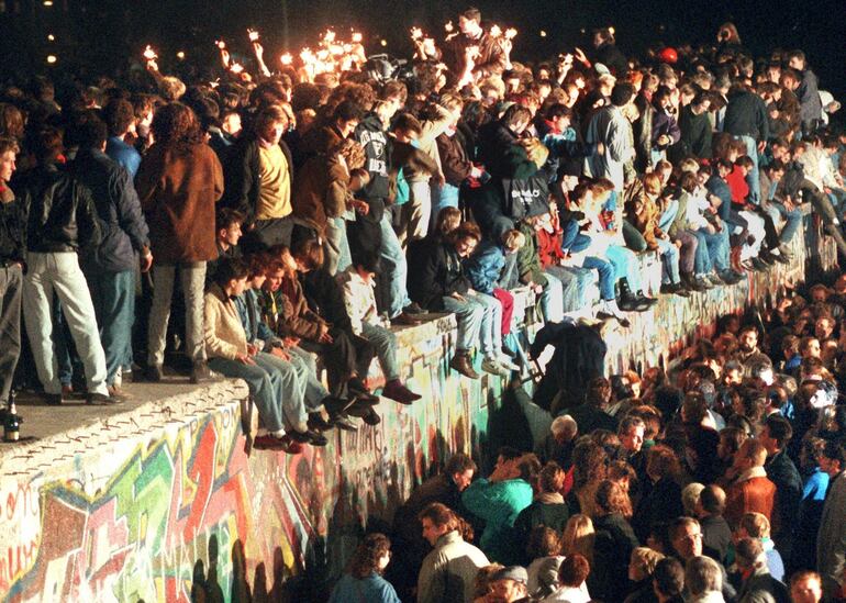 El alcalde de Berlín, Kai Wegner, destacó hoy la valentía y los sacrificios de la población de la extinta República Democrática Alemana (RDA) que luchó por un país democrático y unificado, en el 34 aniversario de la caída del Muro.