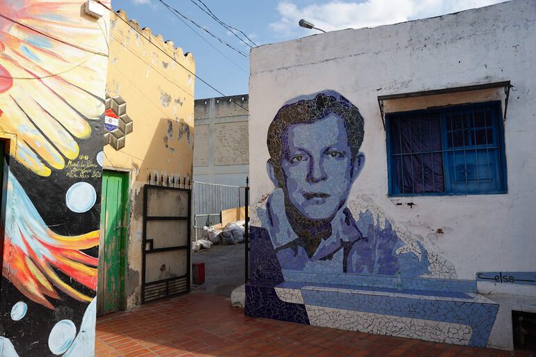 Mural con el rostro de José Asunción Flores, creador de la guarania, en el barrio Chacarita de Asunción (EFE).
