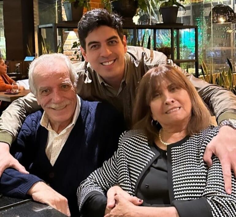 Chiche Corte con sus padres Héctor y Mimi. (Captura de la historia de Instagram de Chiche Corte)